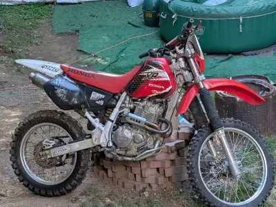 Je mets en vente ma moto Honda XR400R de 2002, une machine fiable et performante avec un moteur mono...