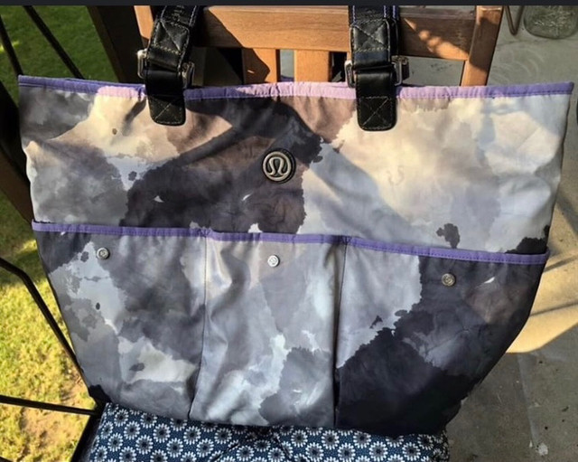 Lululemon bag in Women's - Bags & Wallets in Hamilton - Image 2
