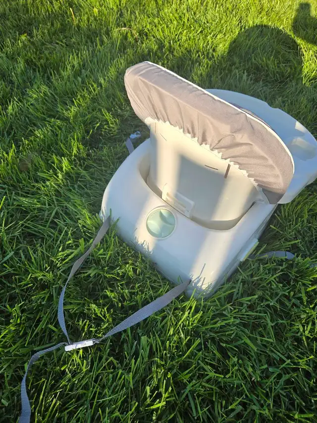 infant Boooster Seat in Bathing & Changing in Edmonton - Image 7
