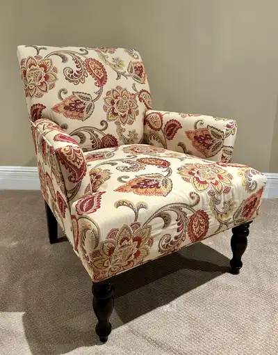 Ce fauteuil d'appoint à motifs floraux est parfait pour ajouter une touche d'élégance à n'importe qu...