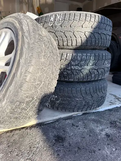 Hankook Winter Tires with Rims – 235/65R17 (Set of 4) Selling a set of 4 Hankook winter tires with r...