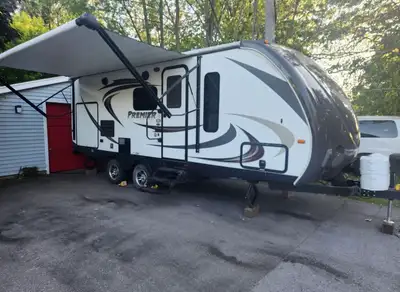 2015 Keystone Bullet Premier ultra-lite 22RBPR with thermal package. 25 ft and is 4638 lbs dry weigh...