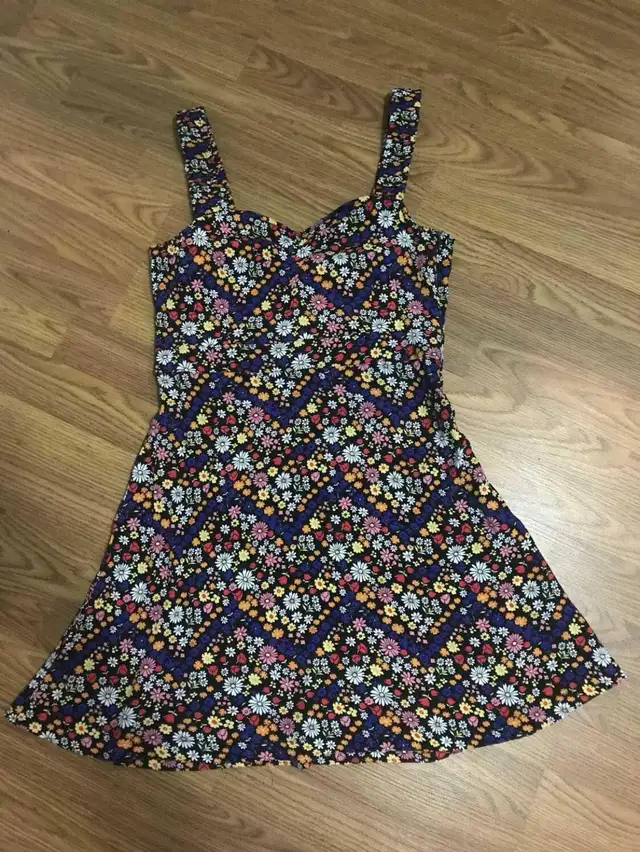 Forever 21 women’s small floral summer dress, multicolour in Women's - Dresses & Skirts in Oshawa / Durham Region - Image 2