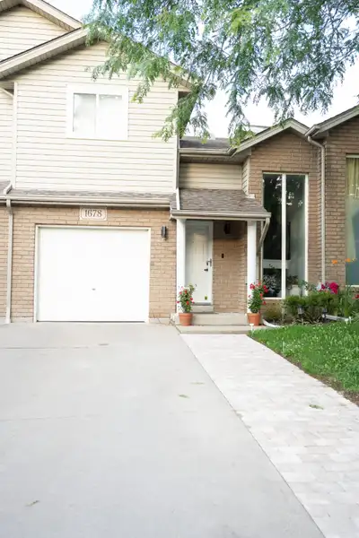 Townhouse for Sale – Move-In Ready! 3 Bedrooms | 2 Bathrooms | Finished Basement Discover comfort an...