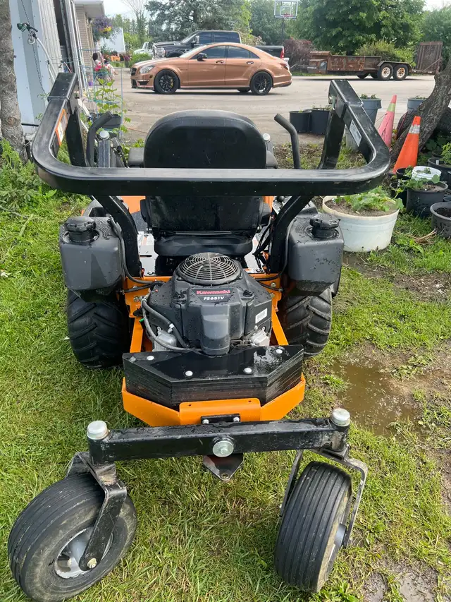 zero turn lawnmower in Lawnmowers & Leaf Blowers in London - Image 4