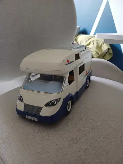 Camping-car, meublé avec lit depliant, salle de bain, siège et salle a manger Playmobile