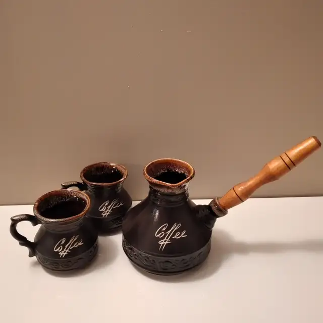 Ceramic  coffee maker pot & cups great for coffee shop decor in Kitchen & Dining Wares in City of Montréal - Image 2