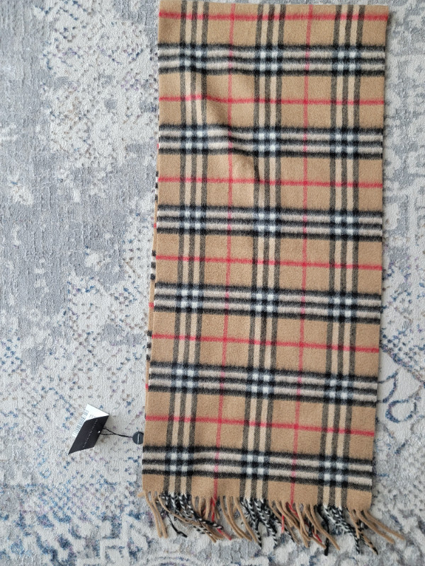 AUTHENTIC BURBERRY CASHMERE SCARF in Other in Oakville / Halton Region - Image 3