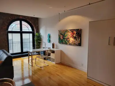 Ce Magnifique loft situé dans le Caverhill. Dans le Vieux-Montréal Offre des finitions haut de gamme...