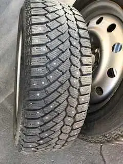 Pneu clouté Gislaved Nordfrost 200. Dimension 265/60R17 Roue acier 5X100 Utiliser une hiver seulemen...