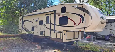 2015 Jayco Eagle Bunkhouse fifth wheel 29.5 FBDS. Extended lenght 33.5" sleeps 4-6 Has 2 slide outs...