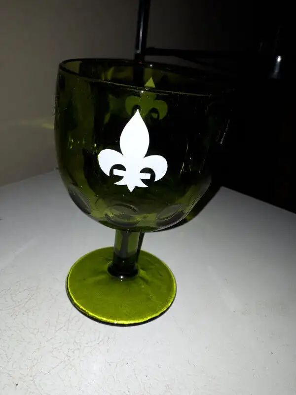 Centennial Green Glass Goblet 1867 - 1967 Quebec Fleur de Leaf in Arts & Collectibles in City of Montréal - Image 6