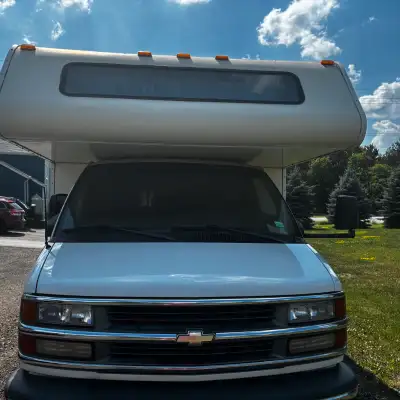 Embark on unforgettable adventures with this well-maintained 2000 Class C Fleetwood Motorhome, offer...