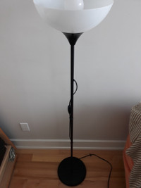 Lampe Ikea sur pied avec interrupteur au mât