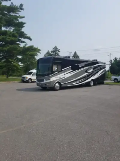 •••PRIX NÉGOCIABLE ••• Georgetown 378 XL, 53,000km moteur 6.8 litres, 10 cylindres, 37.25 pieds, 3 e...
