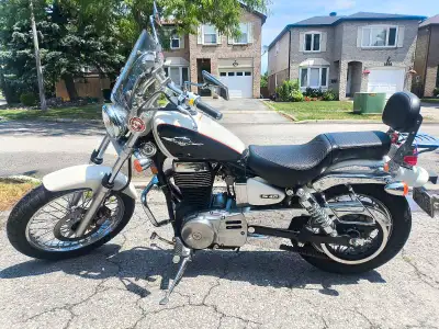 Suzuki boulevard s40, well maintained. 17881 km. Stored in heated garage over winter. Owned since 20...