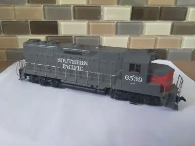 Southern Pacific road name #6539 DC no sound Steel handrails Nothing broken or missing Horn hook cou...