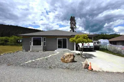 Beautiful 2 Bedroom Home, 5 minute walk away from gorgeous beach front at Okanagan Lake in private g...