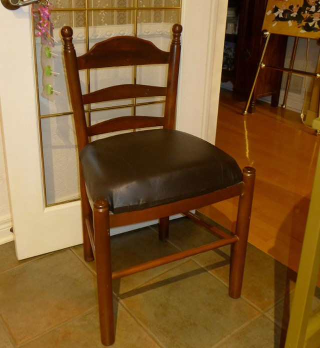 Chaise canadienne vintage Bois rond Cuir confortable légère 30$ dans Chaises, Fauteuils inclinables  à Laval/Rive Nord - Image 4