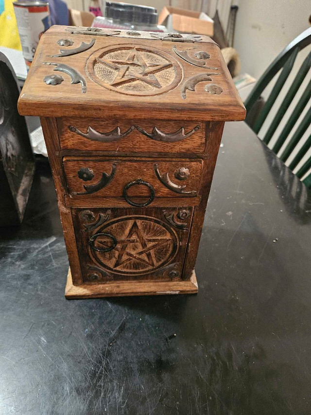 Wooden box  in Jewellery & Watches in Belleville