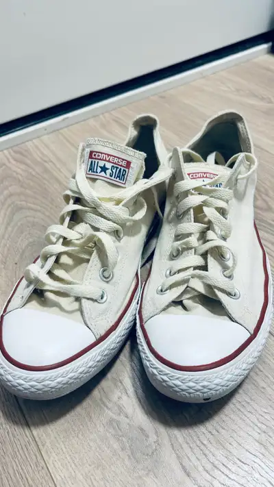 Converse Chuck Taylor All Star low-top canvas sneakers in cream/off-white. Size: Men’s US 10 / Women...
