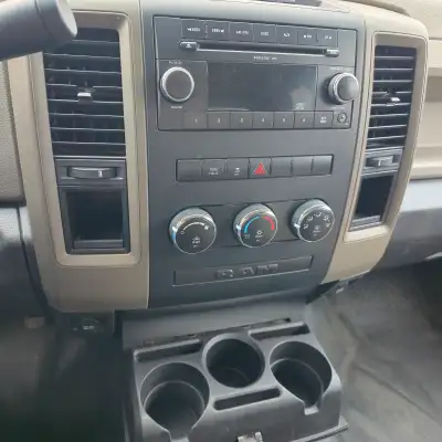 2011 ram crew cab 4.7l engine 25 mpg fresh oil change like new tires always garaged one owner please...