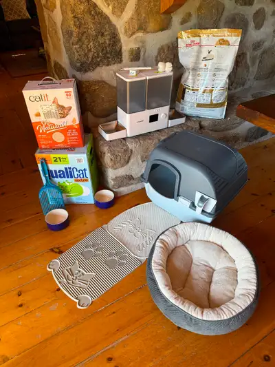 NON VENDU SÉPARÉMENT : Litière agglomérante, 2 bols en céramique, pelle, distributeur automatique d’...