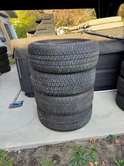 275/65R18 Jamais servi (neuf) Marque : Michelin 375$/chacun —> 1500$ La dernière photo c’est sur que...