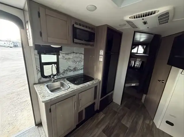 2022 CrossRoads Sunset Trail 188BH - Bunkhouse Travel Trailer in Travel Trailers & Campers in Chilliwack - Image 5