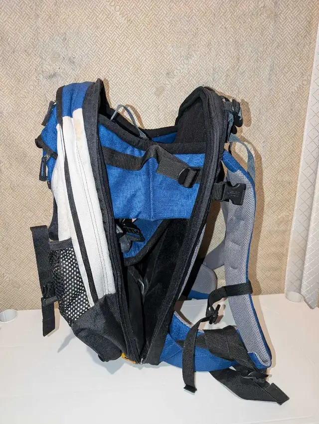 Deuter Kangakid Backpack/Child Carrier in Strollers, Carriers & Car Seats in Markham / York Region - Image 6