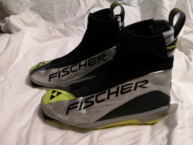 FISCHER SNS PILOT MENS SZ. 8.5 W 10-10.5 CROSS COUNTRY SKI BOOTS in Ski in Barrie