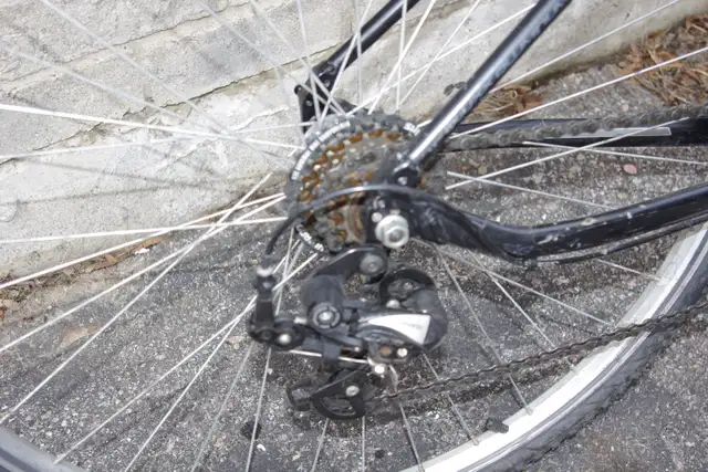 Giant Escape 3 21-Speed Hybrid Road Bike in Cruiser, Commuter & Hybrid in Oshawa / Durham Region - Image 8