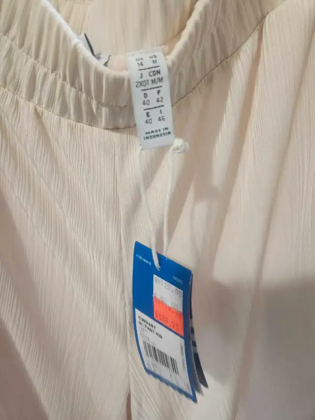 Adidas linen pants Size M in Women's - Bottoms in City of Toronto - Image 4