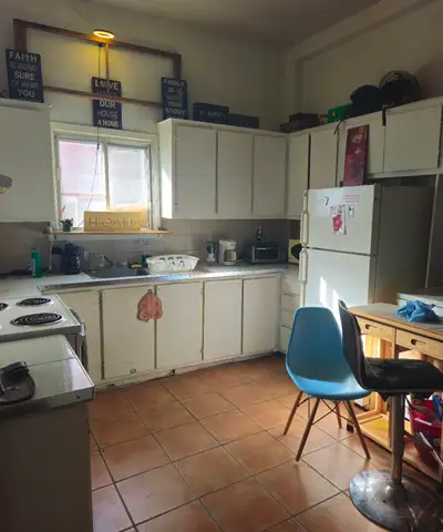 Chambre meublée à louer dans un beau 4½ lumineux au cœur du Plateau Mont-Royal. Idéal pour un(e) pro...