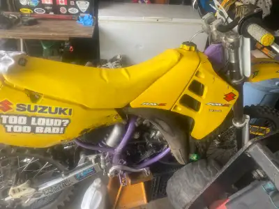 Suzuki rm 125 runs good just needs a clutch Owner ship in hand $1200 or try your trades 6472070835