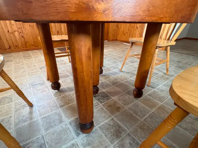Antique Hardwood Round Table with 5 Legs in Dining Tables & Sets in Cape Breton - Image 2