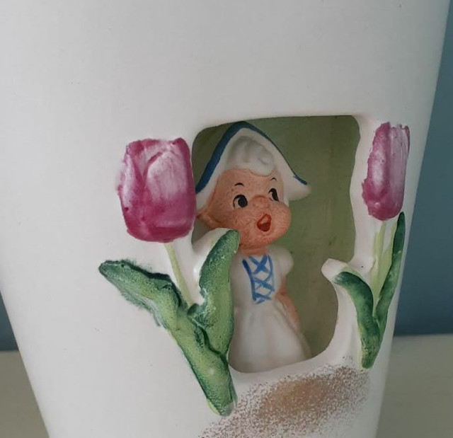 Vintage ESD Japan ceramic little Dutch girl diorama vase planter in Arts & Collectibles in Markham / York Region - Image 3