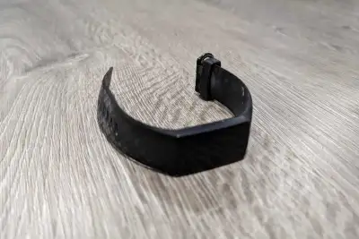 Fitbit Charge HR 3 This Fitbit used to be in excellent working condition, but the screen is not work...
