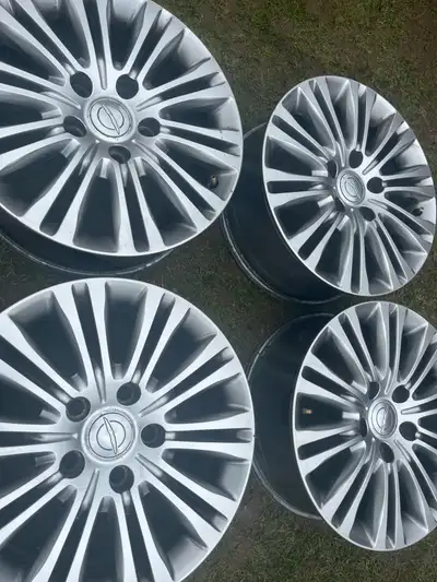 Size: 17x6.5J Offset: 40 Centre bore: 71.5mm Bolt pattern: 5x127 Off of a 2014 Chrysler Town & Count...