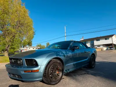 V8 4.6L engine, automatic AC Power windows Power top Cruise control Bluetooth stereo Fully loaded le...