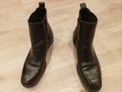 Women"s Luca Ferry Black Leather  Ankle boots size 9, View more