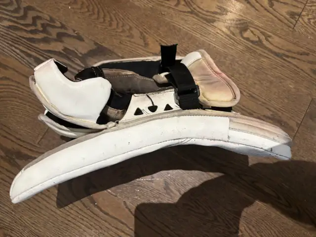 33”+1” CCM Axis XF Stock Pro Senior Goalie Set in Hockey in London - Image 8