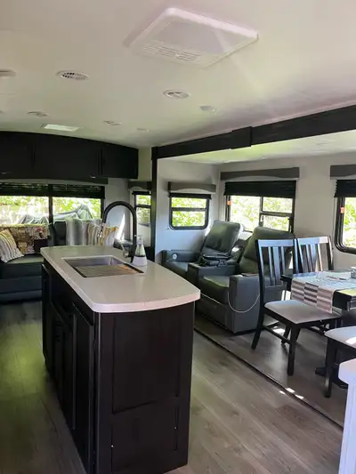 2021 Highland range lite, 27.5 about 30 feet long. Located in Harrison Hot Springs area