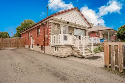 Welcome to 115 Shropshire Drive, a well-maintained 3-bedroom bungalow in the heart of Dorset Park (T...
