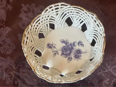 Splendide panier en dentelle porcelaine, fleurs bleues à la main, View more
