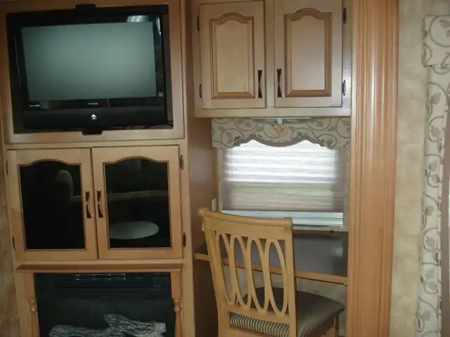 2008 Everest 305t avec panneaux solaires (fifth wheel) in RVs & Motorhomes in Victoriaville - Image 4