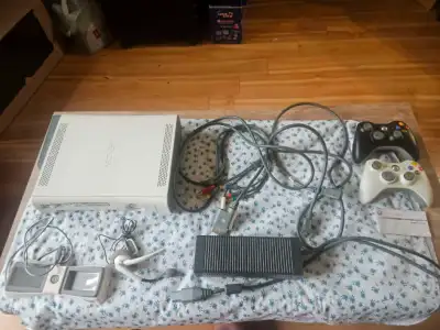 console xbox 360 avec accessoires et 7 jeux, View more