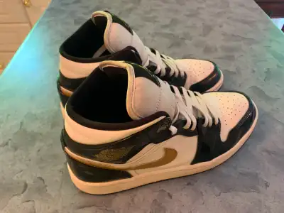 Men's size US 9.5 in good condition.