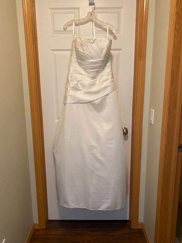 NWT  Tag size 16 Wedding Dress in Wedding in Calgary