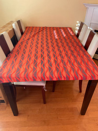 Dining table with an extendable leaf and 4 leather chairs 